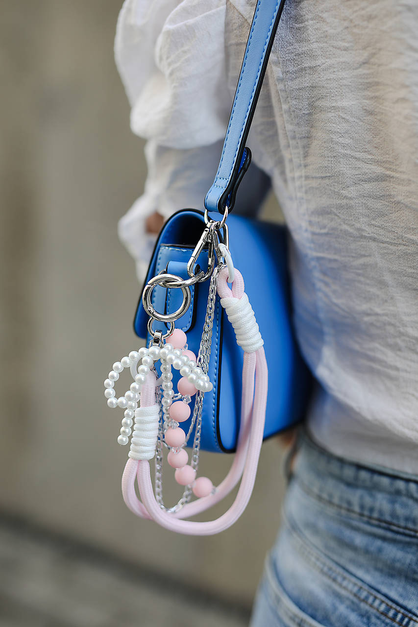Bag charm – štýlová kľúčenka / prívesok na kabelku s perlovým detailom (Bag charm - mašla)