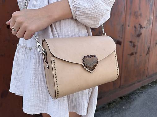 Celokožená kabelka Zuzička z prírodnej hladenice (Zuzička a kvety s popruhom)