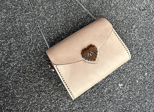 Celokožená kabelka Zuzička z prírodnej hladenice (Zuzička a tulipán s popruhom)