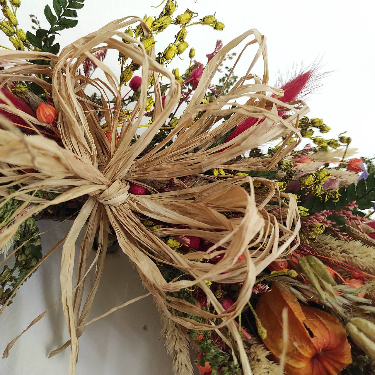 Veniec z prírodného prútia zdobený sušenými kvetmi