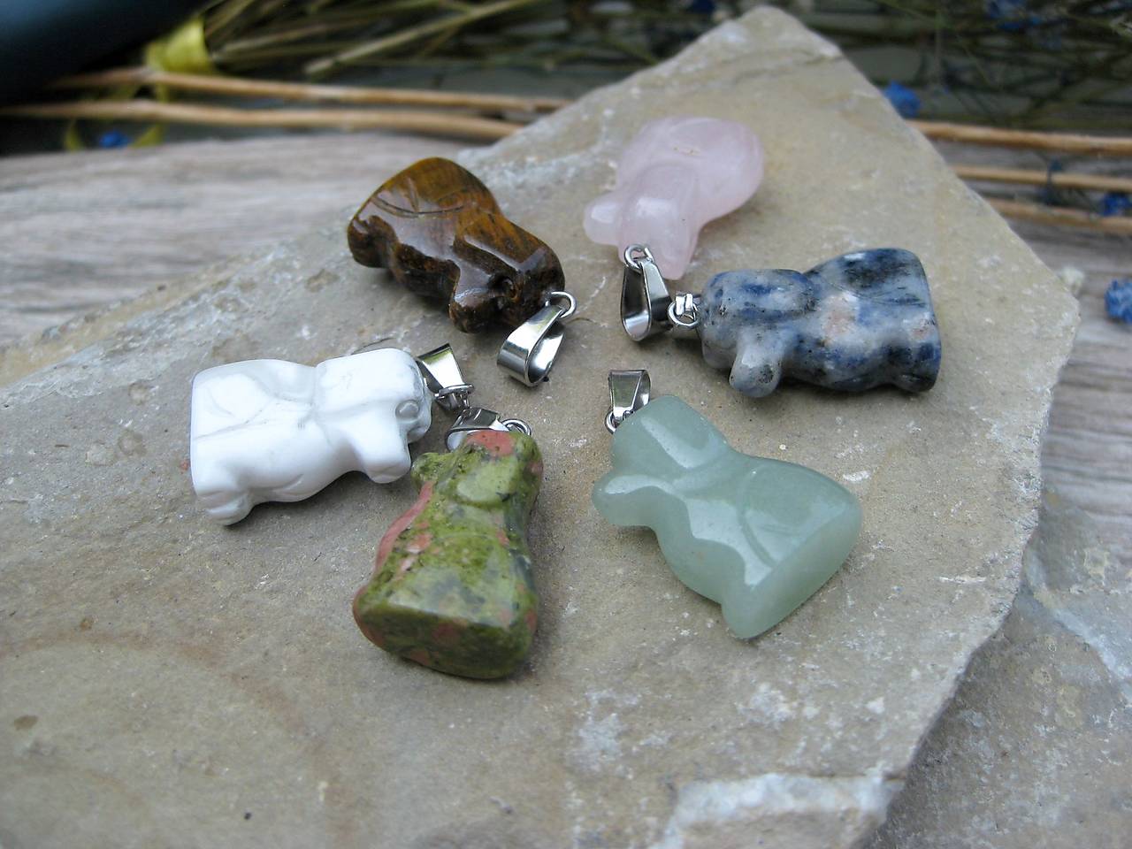 Prívesok z minerálov - Pes