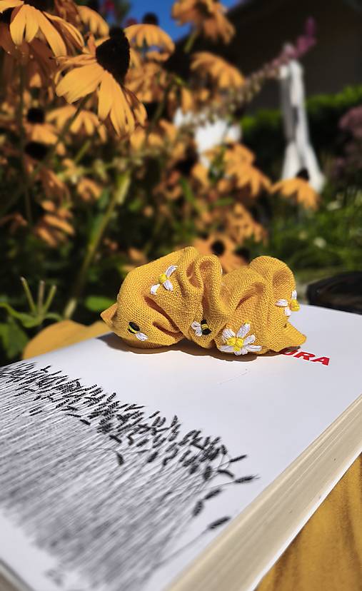 Ozdoby do vlasov - Scrunchie spona - Žltá so včielkami - 17703994_