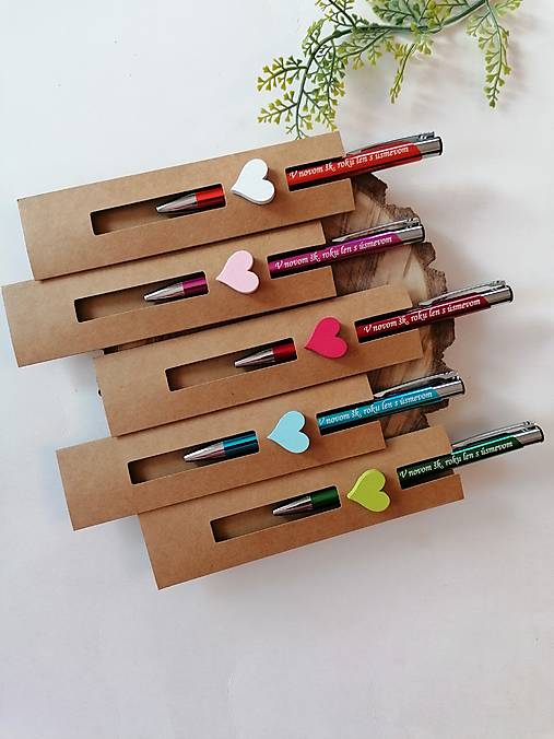 Iné - Gravírovane farebné pero v darčekovom balení k začiatku školského roka  - 17703459_