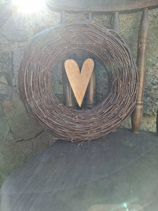 Dekorácie - Prútený veniec s hnedým, úzkym, dreveným srdiečkom - 17705553_