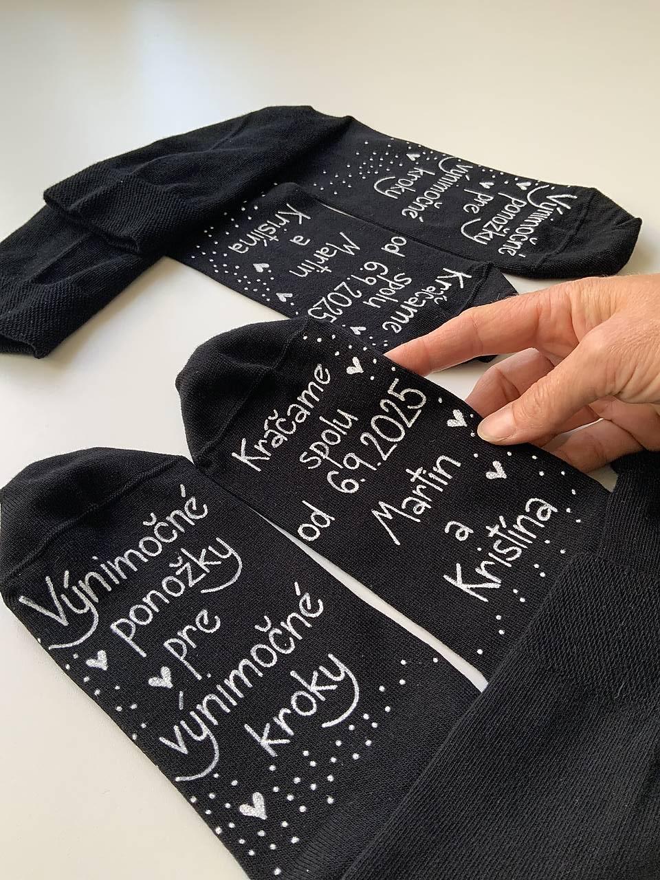 Darčeková sada maľovaných ponožiek pre novomanželov s nápisom "Výnimočné ponožky pre výnimočné kroky/ Od … kráčame spolu (čierne)