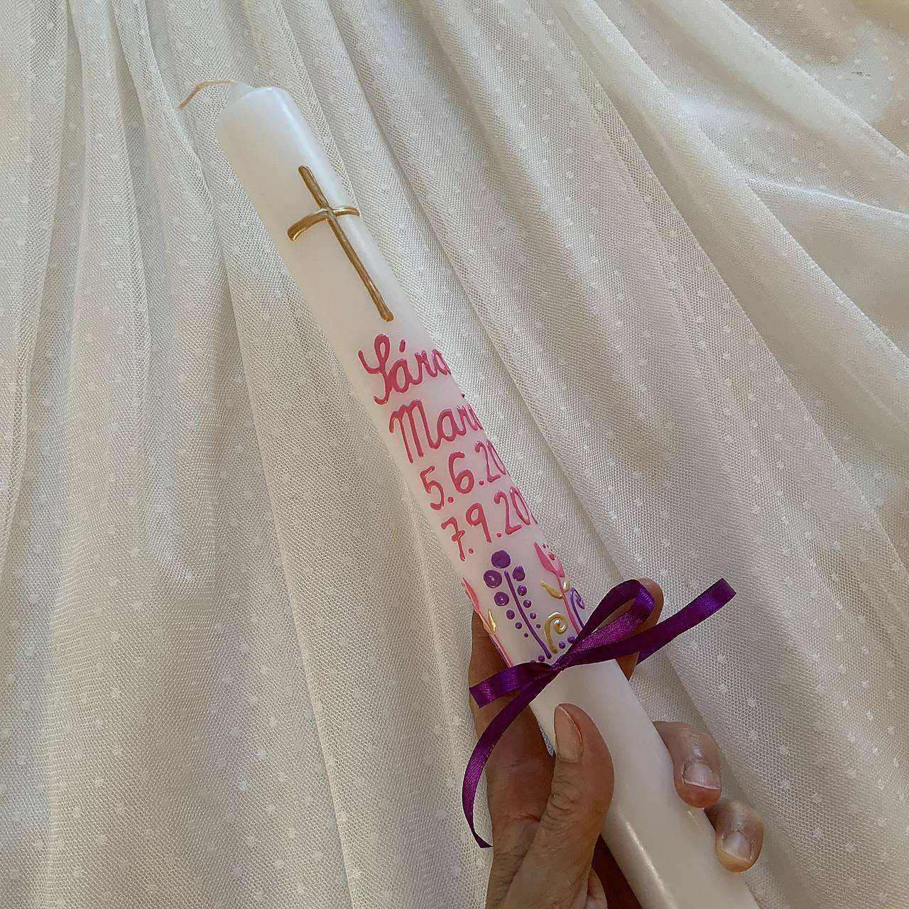 Ručne maľovaná krstná svieca s personalizáciou – 35 cm, biely vosk (v ružovo-fialovo-zlatej)