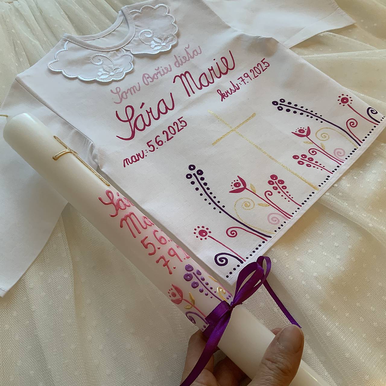 Krstná košieľka a svieca na krst ručne maľovaná ľudovoladená  (ružovo - zlato - fialová)