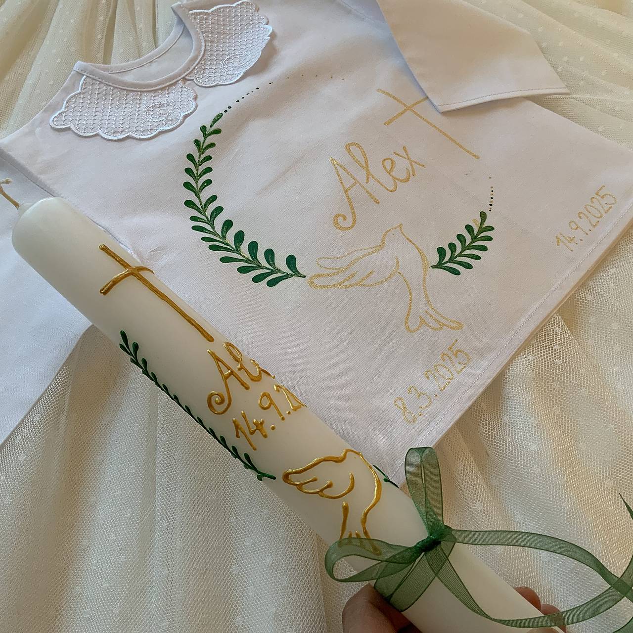 Krstná košieľka a svieca na krst ručne maľovaná s krížom, holubicou a jednoduchými ratolesťami v zlato zelenej