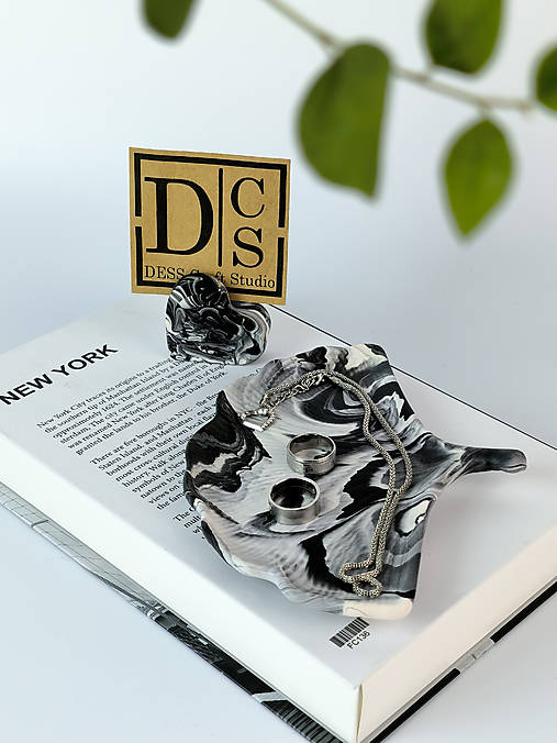 Nádoby - Podnos list Gingko s fotodržiakom srdce – čierno-biely dekoratívny set a darček pre ženu - 17707783_