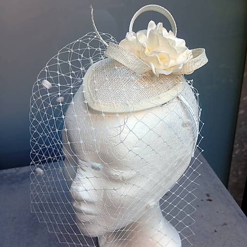 Ozdoby do vlasov - Smetanovy Fascinator Sinamay - 17708377_
