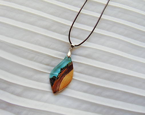 Náhrdelníky - Prívesok z dreva a živice - 17708401_