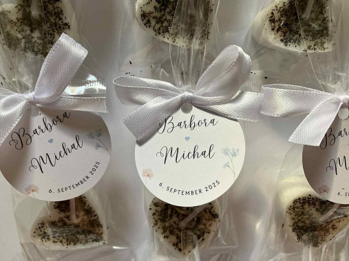 Darčeky pre svadobčanov - Bylinkové vonné svadobné sviečky pre hostí  (v celofáne s mašličkou a veľkou visačkou) - 17708359_