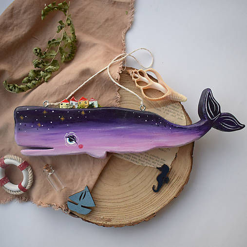 Dekorácie - Fialová veľryba s domčekmi - 17709555_