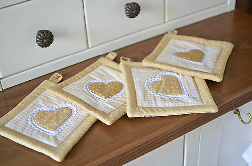 Úžitkový textil - Béžová chňapka so srdiečkom - 17709822_