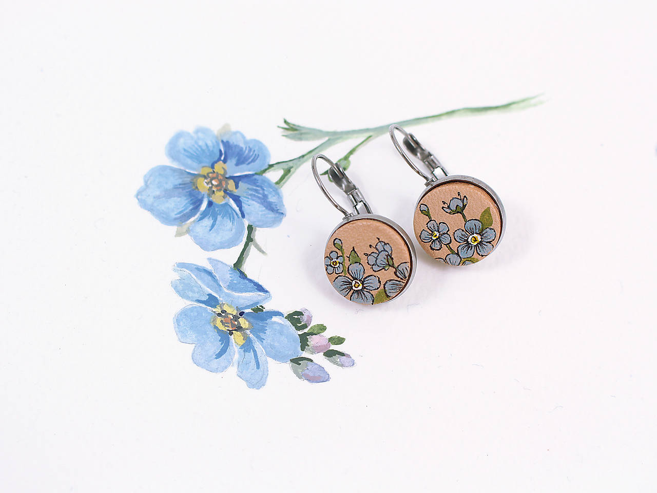 Ručne maľované kožené náušnice s nezábudkami – jemný kvetinový šperk 