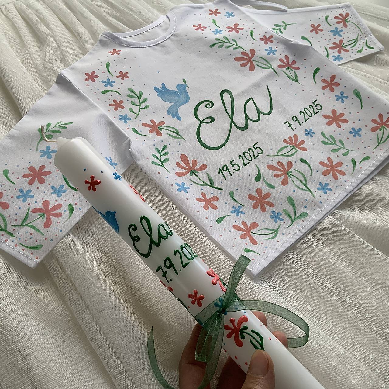 Ručne maľovaná krstná košieľka a svieca s holubicou a kvetinami