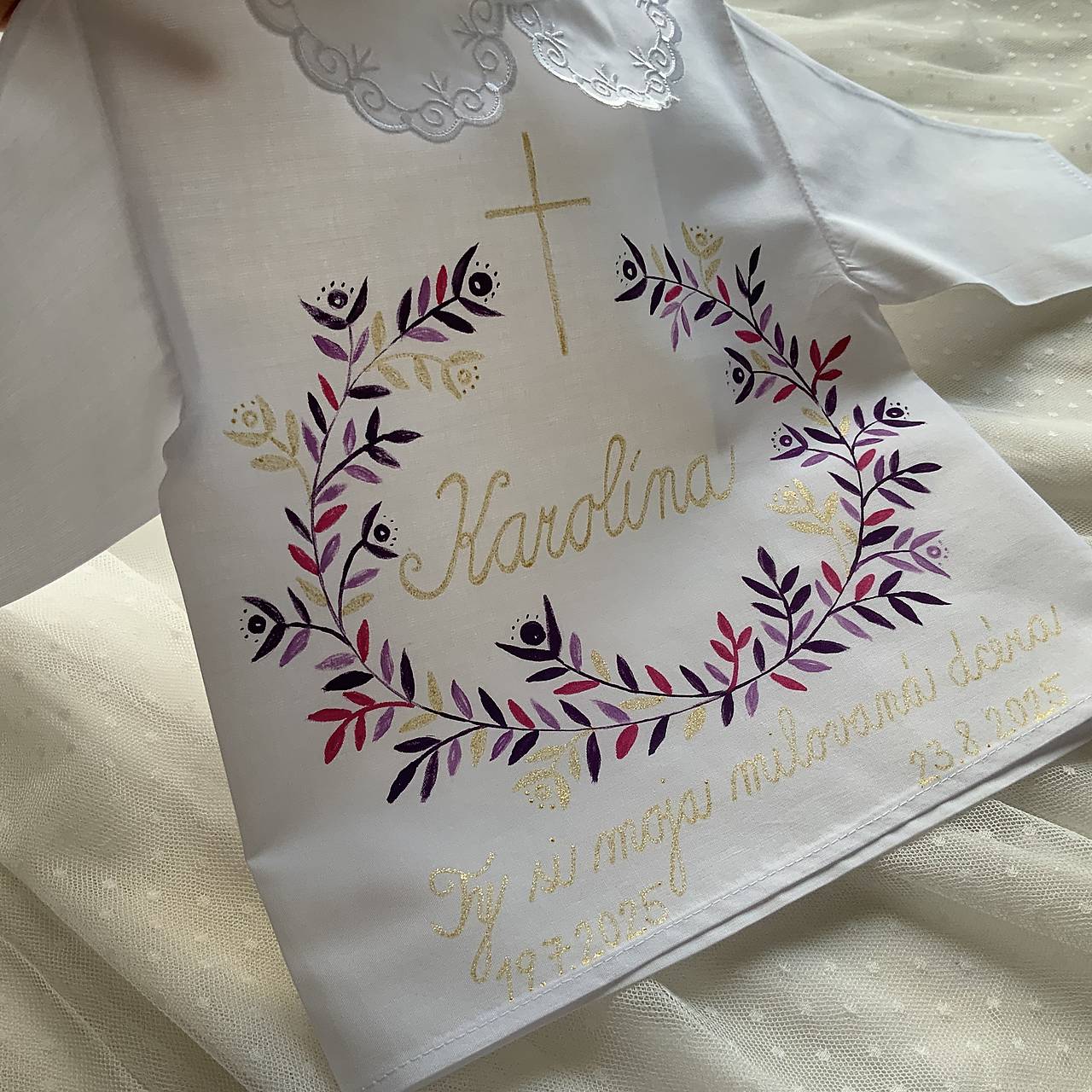 Krstná košieľka maľovaná  s venčekom vo fialovo zlatej 