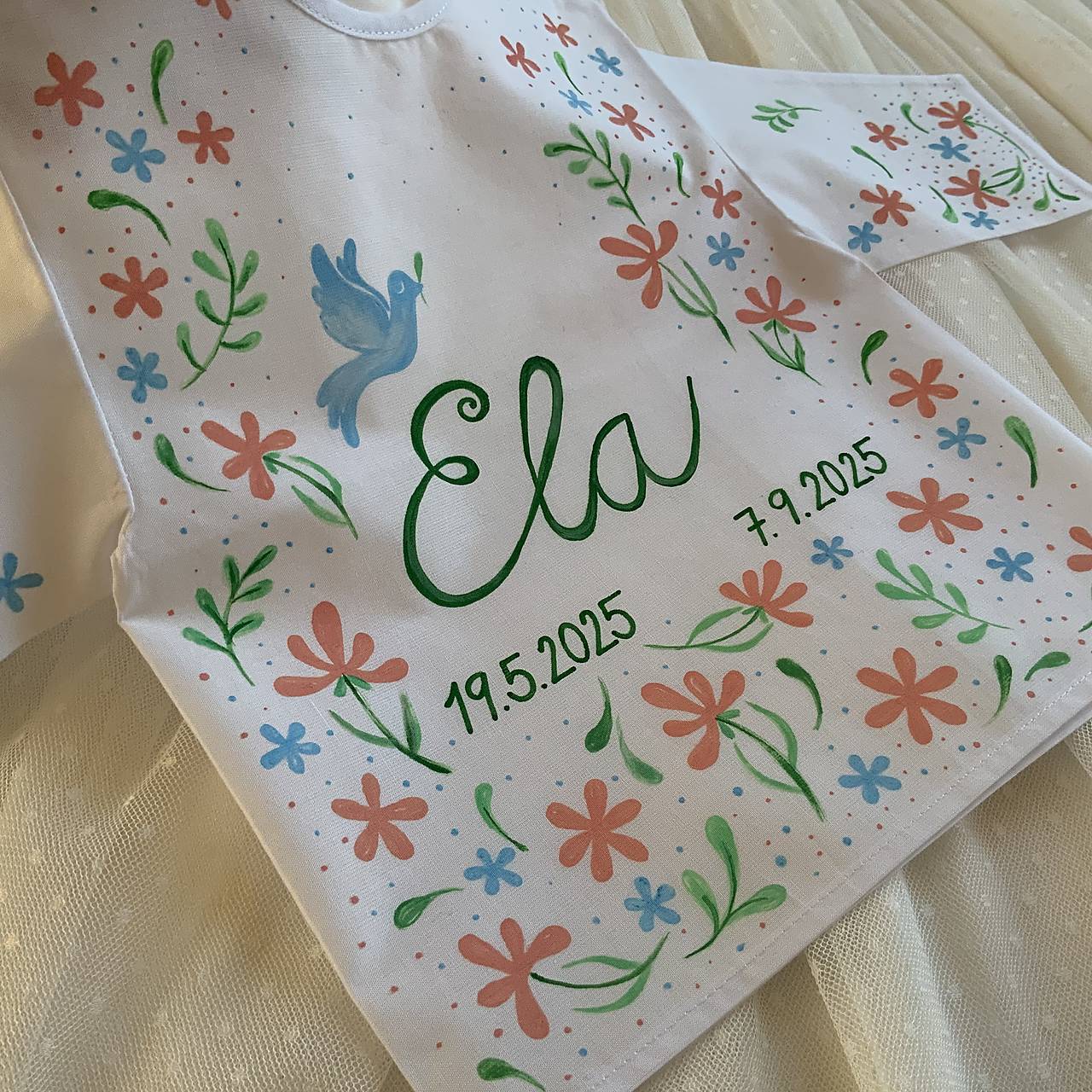 Krstná košieľka maľovaná s holubicou / kvetinkovaná 
