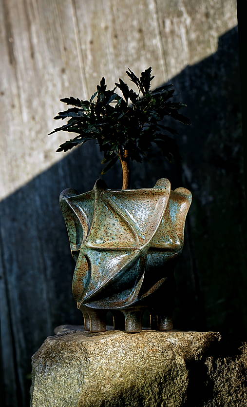 Nádoby - Vyšší glazovaný kvetináč na nožičkách - 17711372_