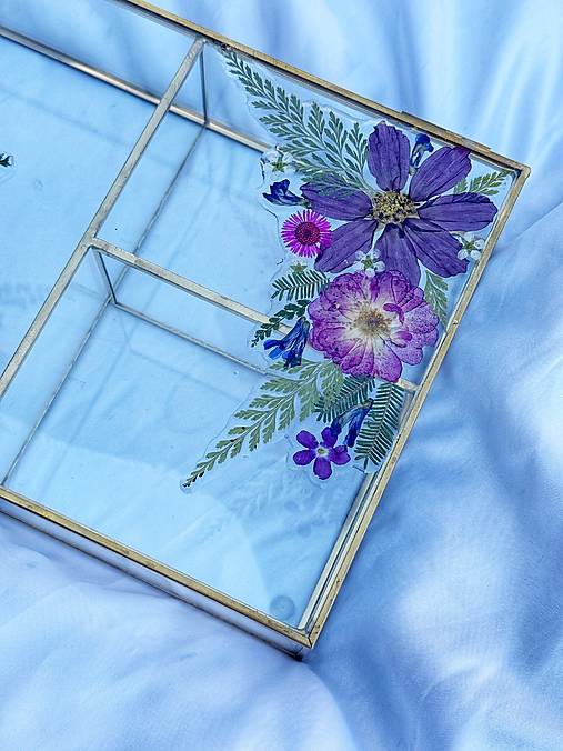 Sklenená šperkovnica so skutočnými kvetmi