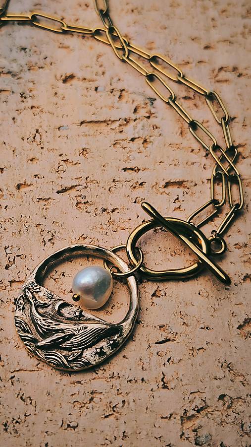 Vlna snov – bronzový náhrdelník s prírodnou perlou