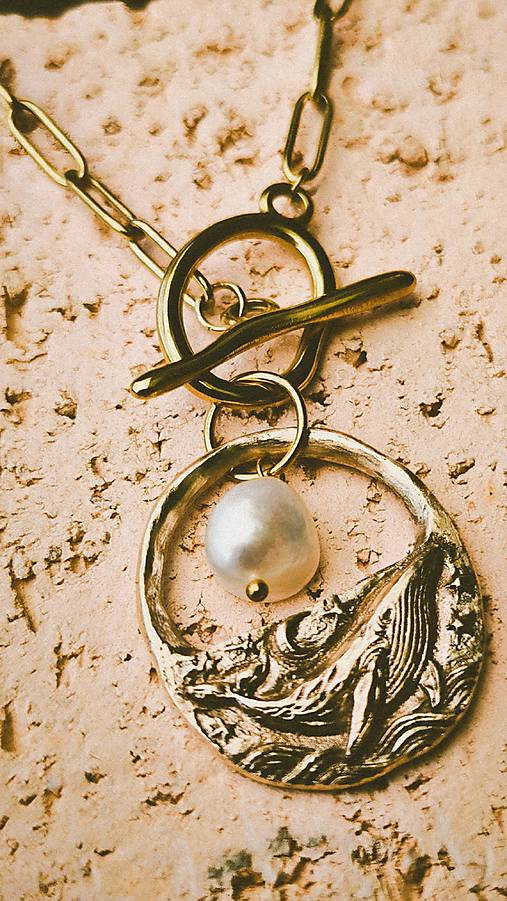 Vlna snov – bronzový náhrdelník s prírodnou perlou