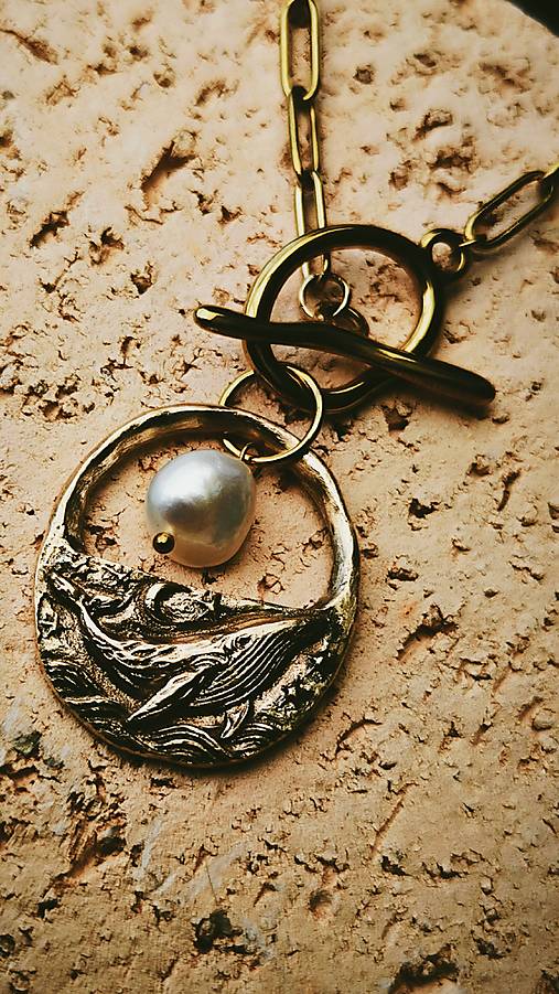 Vlna snov – bronzový náhrdelník s prírodnou perlou