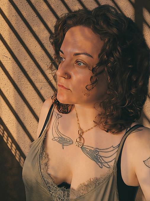 Vlna snov – bronzový náhrdelník s prírodnou perlou