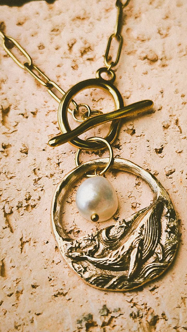 Vlna snov – bronzový náhrdelník s prírodnou perlou