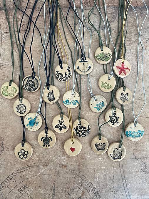 Náhrdelníky - Keramický prívesok na krk - 17710741_