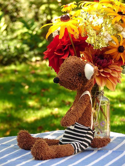 Hračky - hnedý "Pupo" v pásikavých gaťuškách - 17713601_