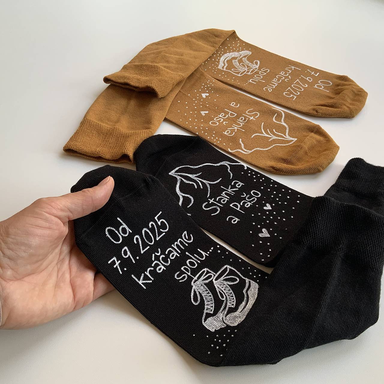 Darčeková sada maľovaných ponožiek pre novomanželov s nápisom: Od … kráčame spolu (čierne + horčicové)