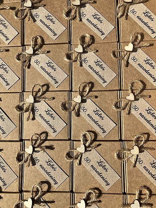 Darčeky pre svadobčanov - Bylinkové narodeninové vonné sviečky pre hostí na oslave narodenín (hnedé krabičky) - 17713942_