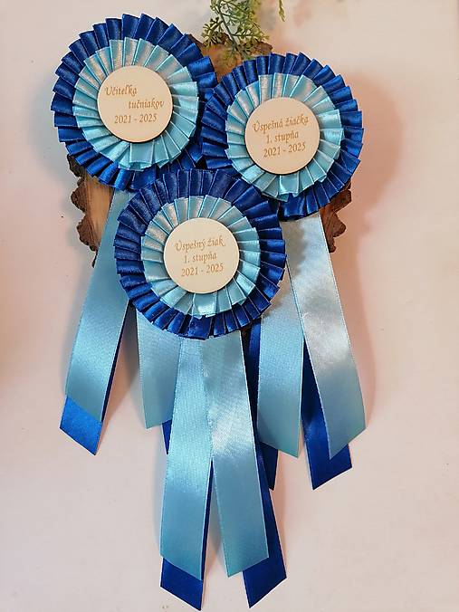 Iné doplnky - Dekoračné kokardy_ rozety pre žiakov s dreveným medailónom  - 17715369_