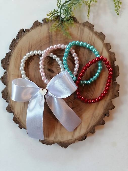 Náramky - Č. 92 perlový náramok s mašlou a srdcom - 17715662_