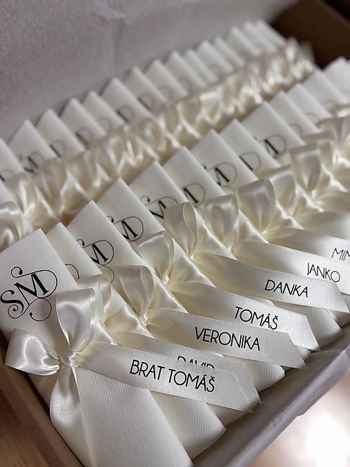 Personalizované svadobné menovky a servítky pre hostí | elegantné svadobné doplnky