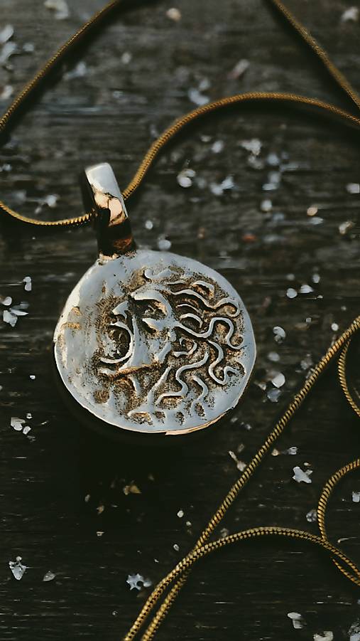 Medúza – strážkyňa v žltom bronze