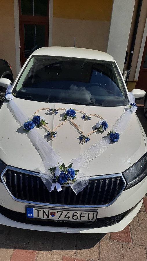 Dekorácie - Výzdoba na svadobné auto (Biela a tmavo modrá) - 17717171_