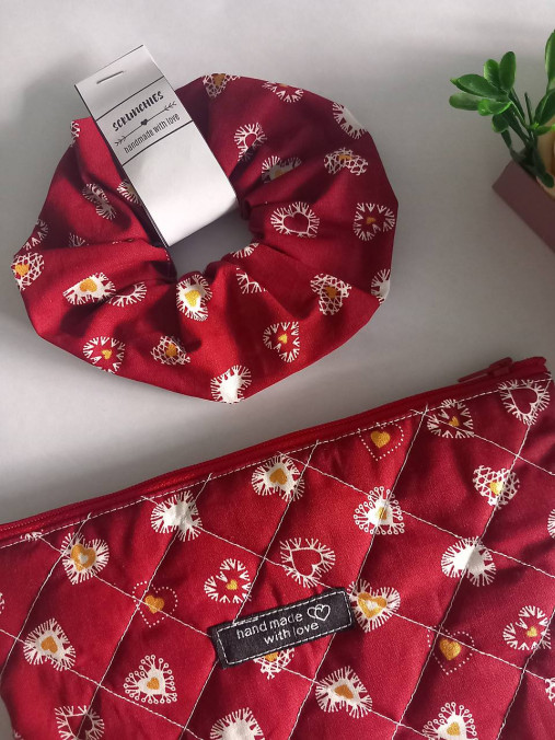 Kozmetická taštička červená vzor srdiečka