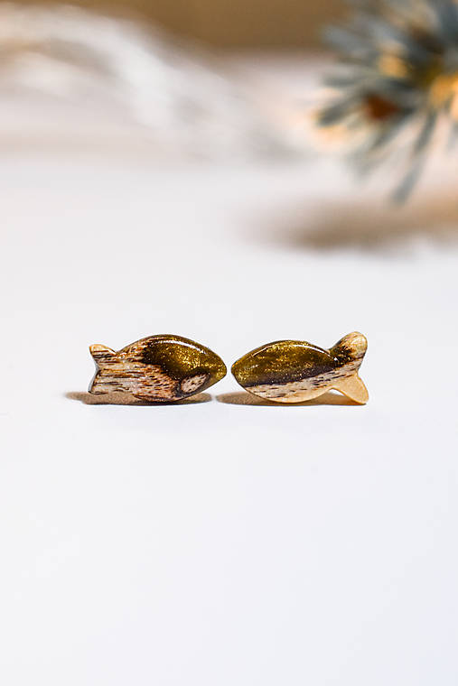 Náušnice - Drevené napichovacie náušnice – zlaté rybky z javorového dreva a živice - 17720682_