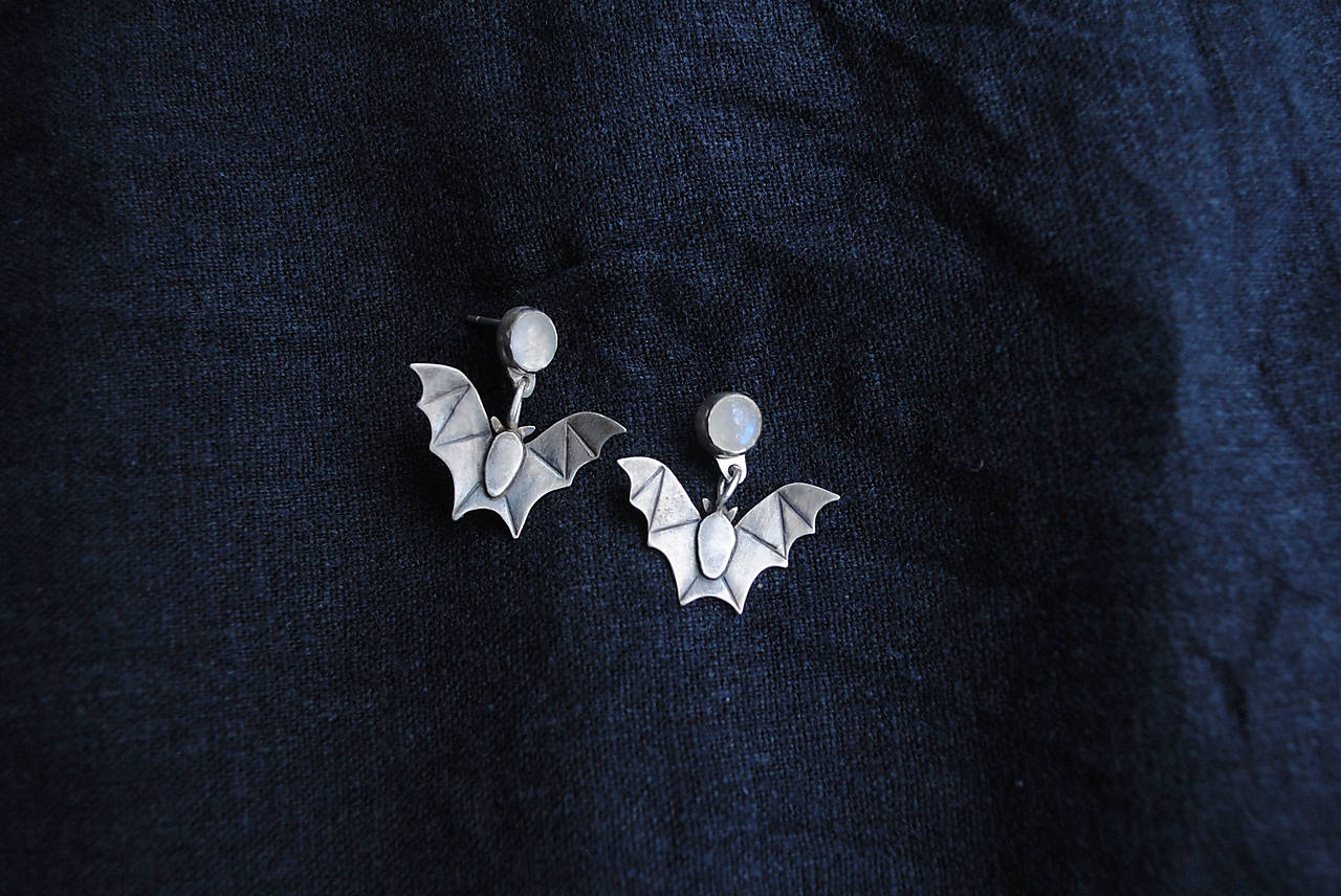 Netopieriky - strieborné náušnice s mesačnými kameňmi