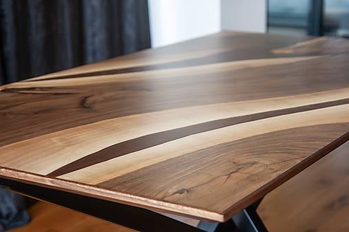 Nábytok - Orechový kuchynský stôl s tmavo bronzovým epoxidom - 17722442_