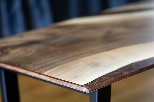 Nábytok - Konferenčný orechový stolík tmavo bronzový epoxid - 17722446_