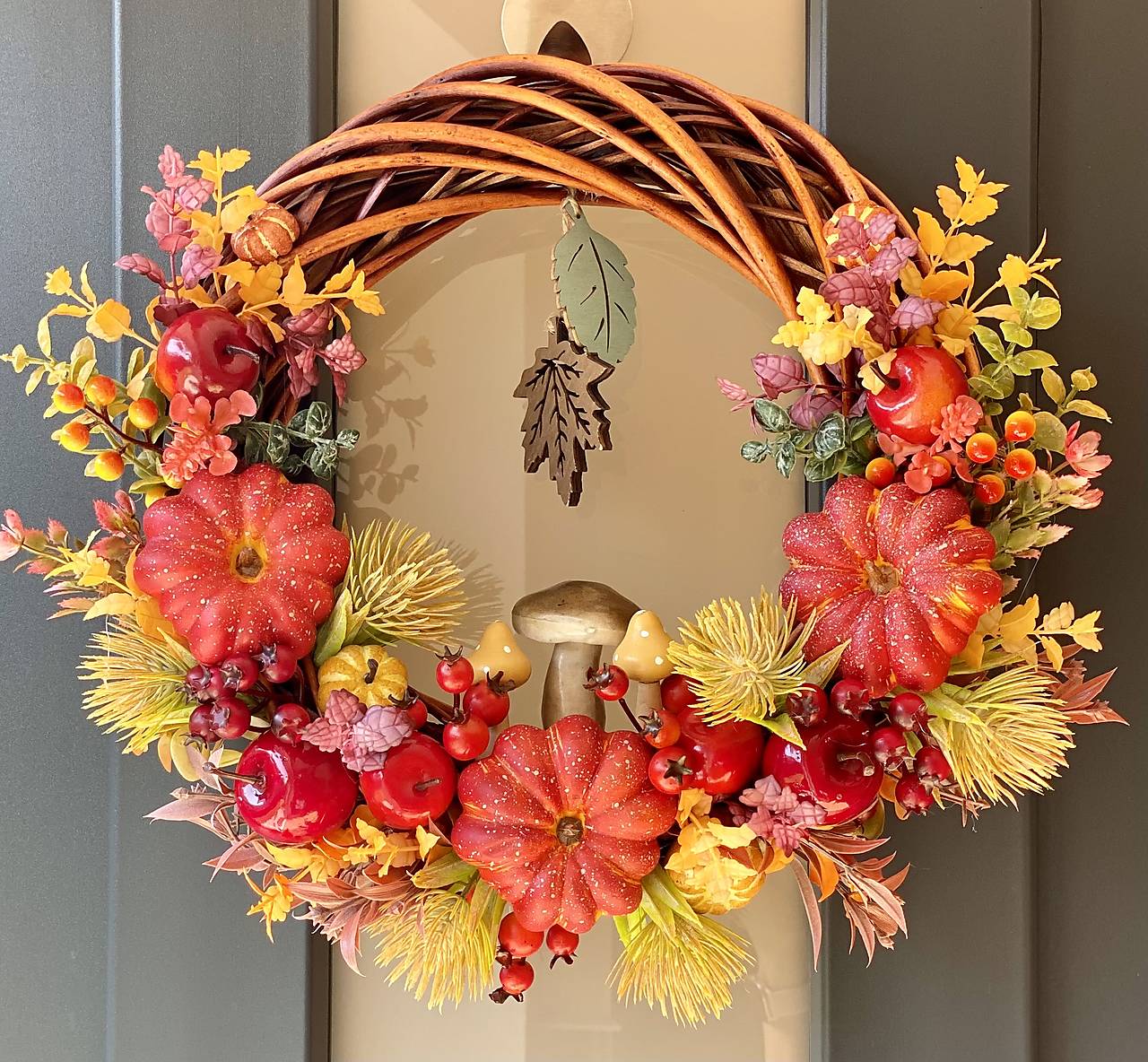 Jesenný veniec na prútenom základe dekorácia na dvere 35cm Venček J6