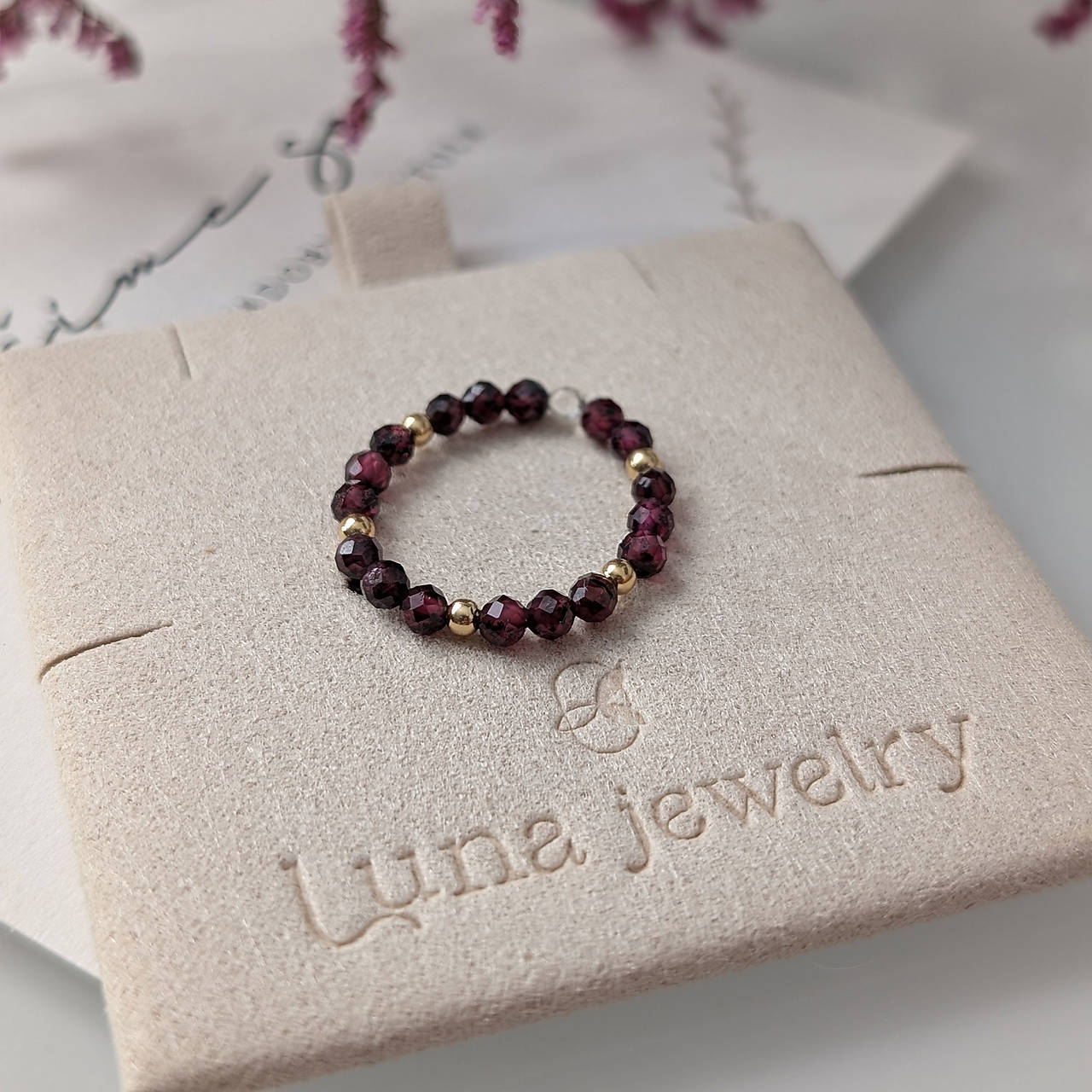 Prstienok s granátom a zlatými akcentmi