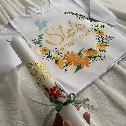 Krstná ručne maľovaná košieľka + svieca s kvetmi končiaceho leta