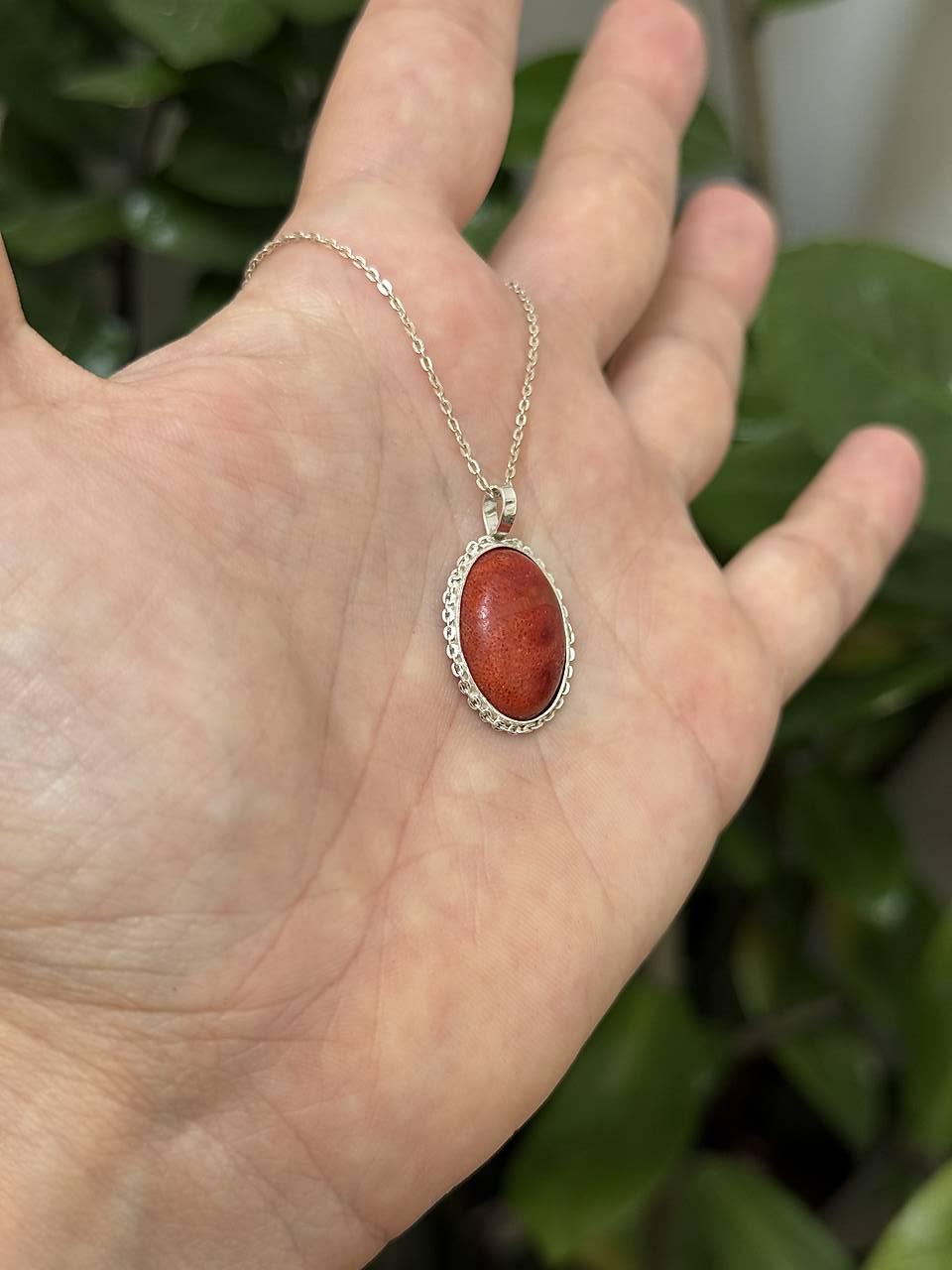 Strieborný 925/1000 prívesok s červeným korálom