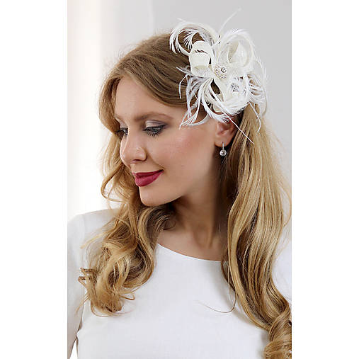 Ozdoby do vlasov - Trojlístok - fascinátor na hrebeni s perím, biely - 17726271_