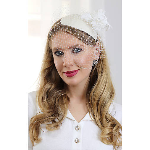 Ozdoby do vlasov - Lýdia - fascinátor s francúzskym závojom a kvetom z peria, biely - 17726308_