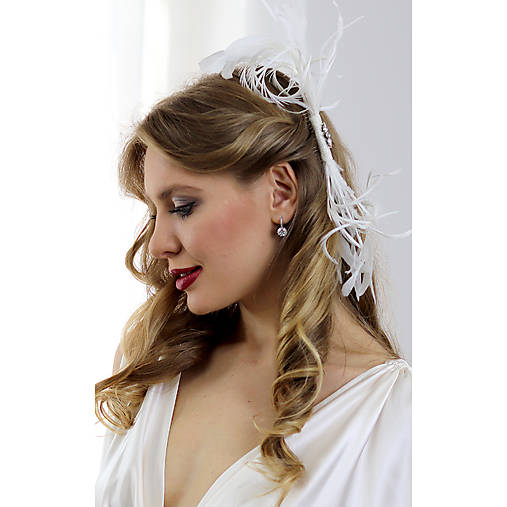 Ozdoby do vlasov - Athens - luxusný fascinátor z peria na hrebeni, biely - 17726316_